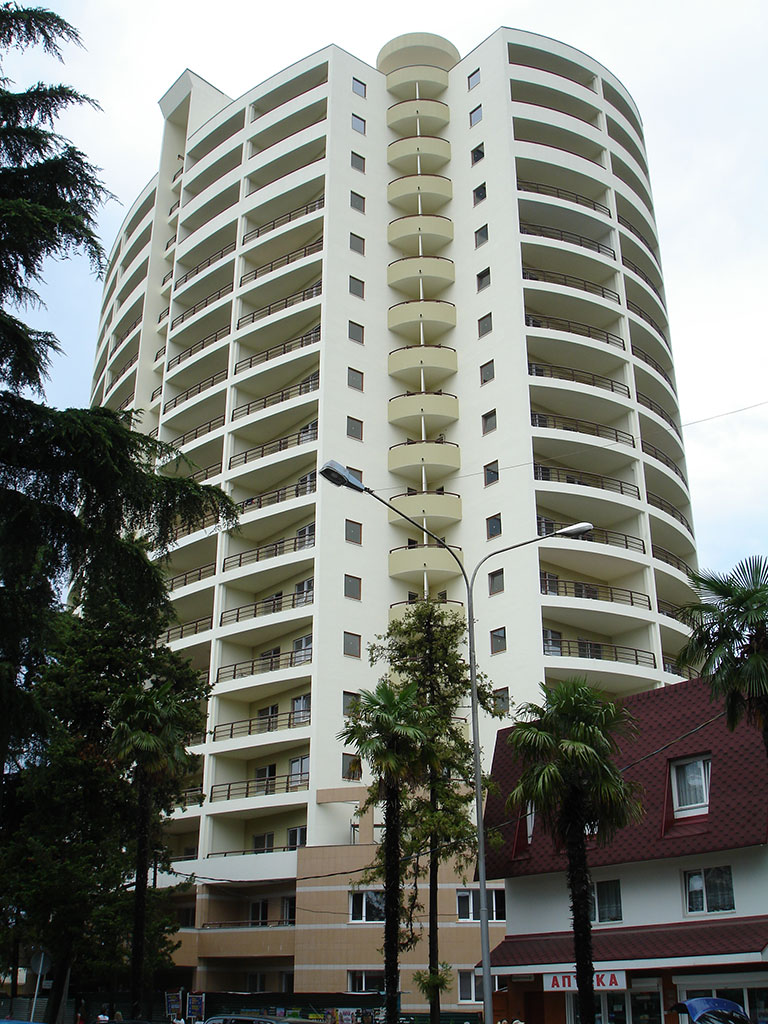 Внешний вид реализованного здания 18-и этажный жилой дом по ул.Демократической, 43 в Адлерском районе г.Сочи