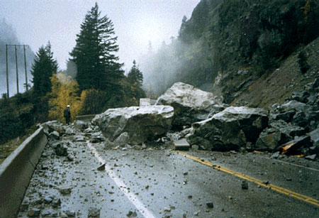 Камнепады затрудняют движение в горных районах Британской Колумбии, Канада