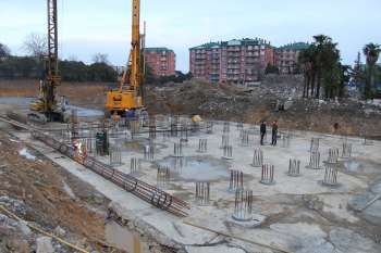 Block of multilevel buildings at Kirpichnaya Str. in Adler district of Sochi, Этап выполнения свайного поля объектов 2-ой очереди, 13.01.2010