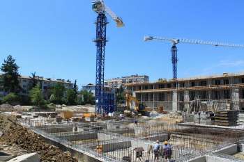 Block of multilevel buildings at Kirpichnaya Str. in Adler district of Sochi, Этап выполнения работ по возведению фундаментов и несущих конструкций 1,2 и 3 очереди строительства комплекса, 03.07.2010