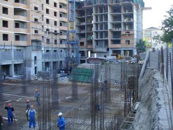 High rise building with underground parking at Serova Str. in Novorossiysk, Армирование фундаментной плиты подземной автопарковки, 24.05.2006