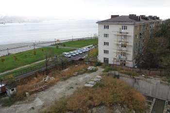 Residential building «Pearl» at Seafront of General Serebryakov in Novorossiysk, Вид строительной плошадки с существующей плитой, 15.10.2009