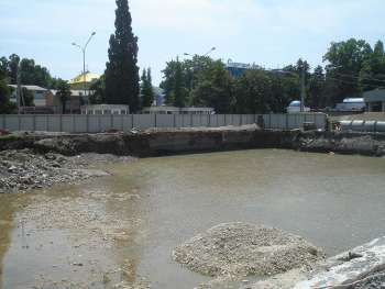 Shopping mall with administrative spaces on Demokraticheskaya Str., 37 in the Adler district of Sochi, Откачка воды из котлована, 22.07.2009