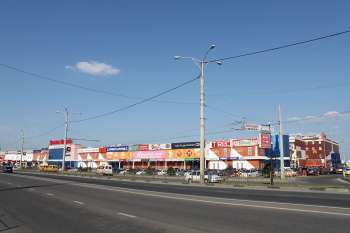 Shopping mall «Red Square» in Krasnodar, Оконченное строительство (вид с южной стороны), 15.08.2009