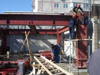 Торгово-развлекательный комплекс «Красная площадь» в г.Новороссийске, Начало монтажа металлического каркаса, 03.06.2008