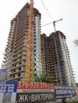 Housing estate at Vinogradnaya Str. in Sochi, Начало установки фасада, 08.09.2012