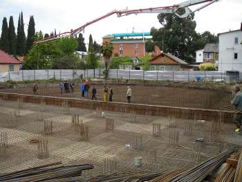 18-storey housing estate at Demokraticheskaya Str. in Adler district of Sochi, Бетонирование фундаментной плиты, 05.05.2006