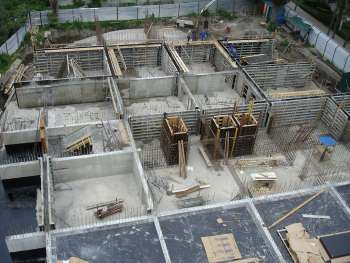 18-storey housing estate at Demokraticheskaya Str. in Adler district of Sochi, Бетонирование стен цокольного этажа, 06.06.2006